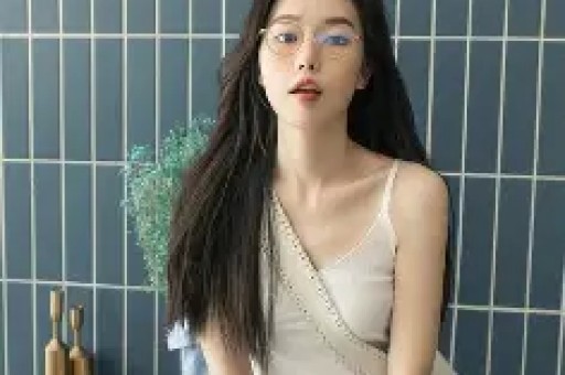 700万粉丝网红“暴躁的小张”突发讣告83岁姥姥骤然离世其两年前曾突发心梗住院常与千万粉丝网红“田姥姥”合拍视频“田”留言：老姐姐一路走好